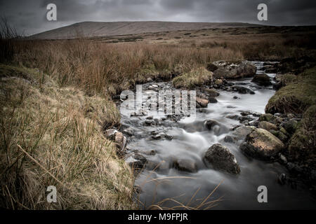 Es war ein Grauen und düsteren Tag auf Kornelius fiel mit dem Fluss Hannas, der stumm Stahl Himmel widerspiegelt. Stockfoto