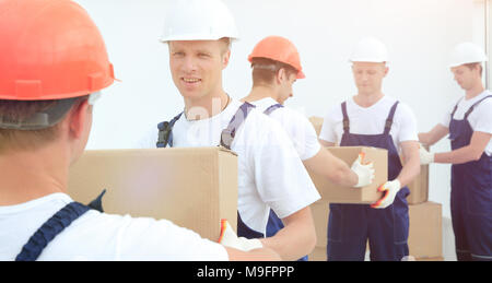 Bauherren, die mit Baumaterialien demontiert Stockfoto