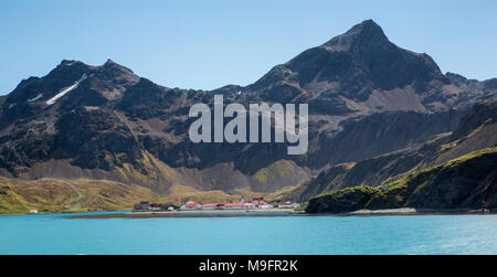 Blick auf Grytviken, Südgeorgien, Antarktis, die Landschaft mit Gletschern und Eis bedeckte Bergkette Stockfoto