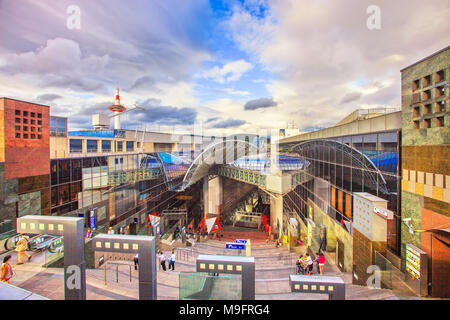 KYOTO/JAPAN - 26. MAI 2010: Panoramablick auf moderne Kyoto Bahnhof. Es ist eines der größten Gebäude des Landes, mit eingebautem Einkaufen m Stockfoto