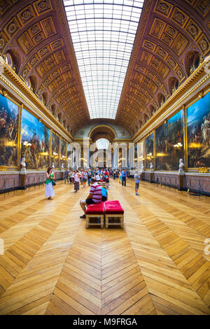 VERSAILLES/FRANKREICH - Juli 23, 2010: Blick von der Galerie der Kämpfe im Schloß Versailles. Die Galerie ist 120 Meter lang und 13 Meter breit und befindet sich Stockfoto