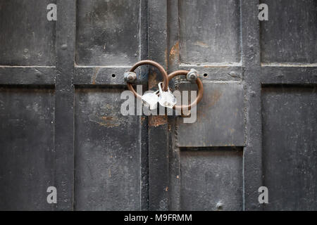 Nahaufnahme der beiden Schlösser an Eisen, Tür. Stockfoto