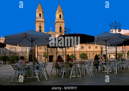 San Antonio entfernt. Bar mit Terrasse und eine Kirche. Cadiz. Region Andalusien, Spanien, Europa Stockfoto