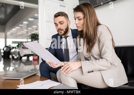 Erfolgreiche Unternehmer, die sich für Treffen Stockfoto