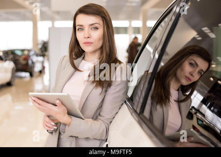 Schöne Frau in Autohaus Stockfoto