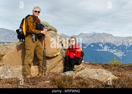 42,642.06569 Paar 2 zwei Menschen Senioren Wanderer eine Pause in der Nähe der Oberseite des Signals Mt, Jasper National Park, Kanada nehmen Stockfoto