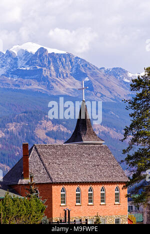 42,647.07097 Jasper's Old Brick lutherischen Kirche auf geikie Street, überqueren auf dem Kirchturm Turm, mit Bergen im Hintergrund, Alberta, Kanada Stockfoto