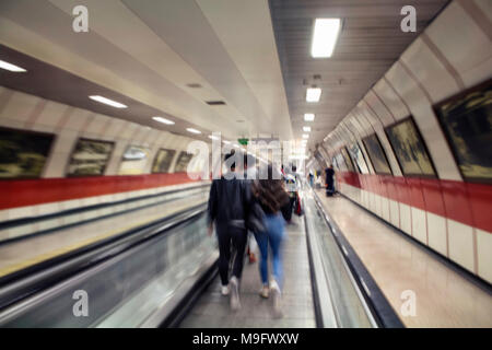Verschwommene Bewegung Bild von Menschen zu Fuß in Istanbul, der U-Bahn. Stockfoto