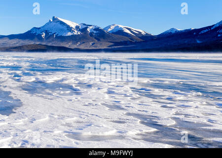42,747.08360 kalten Winter Landschaft Schnee gefegt snowy Abraham Lake, gefrorene blaue Eis See, Berge, Hintergrund, Nordegg, Alberta Kanada, Nordamerika Stockfoto