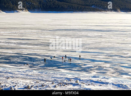 42,747.08406 snowy Abraham Lake mit Blue Ice, 8 entfernte Fotografen bei der Arbeit fotografieren Eis blasen, Nordegg, Alberta Kanada, Nordamerika Stockfoto