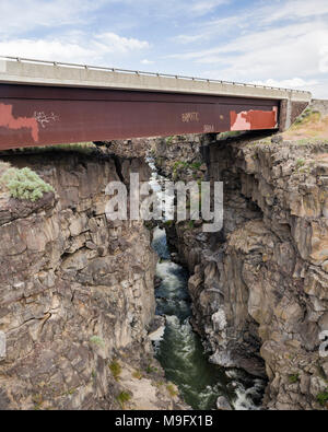 Ansicht der Malad River und Malad River Gorge in der Nähe, wo die Interstate 84 Kreuze in Idaho Stockfoto