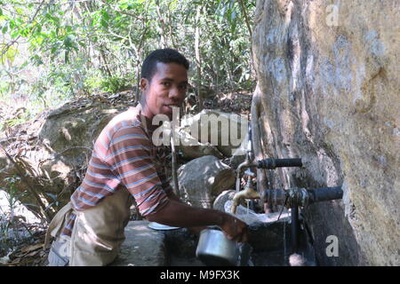 Eingeborene, lokale Leute aus Madagaskar sind die Mittagessen für Touristen in einem ruhigen Park. Stockfoto