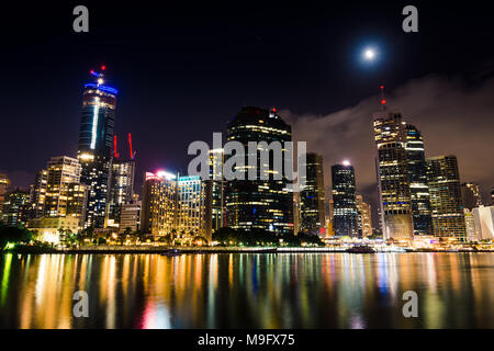 Ersten Quartal Mond über Brisbane City während der Earth Hour 2018 Stockfoto