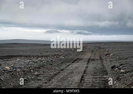 Remote isländischen Schotterstraße in der Mitte des Hochlandes, Island. Stockfoto