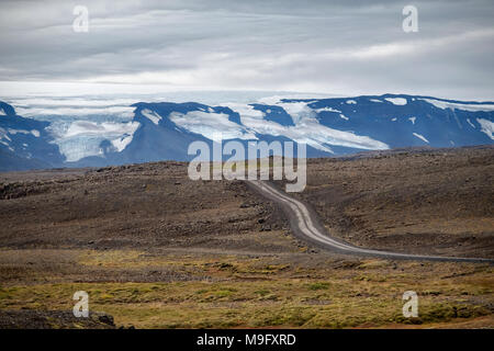 Typisch isländischen Hochland mit leeren Schotterpiste. Stockfoto