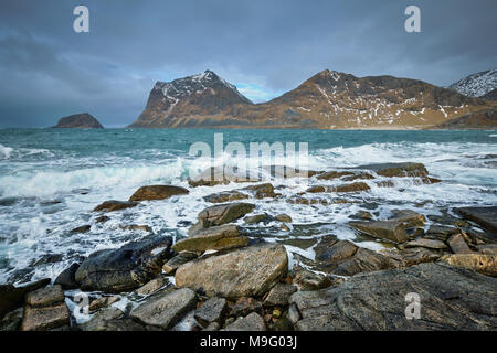 Felsige Küste von Fjord in Norwegen Stockfoto