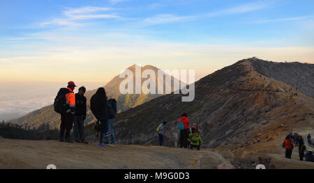 Mount Ijen, Ost Java, Indonesien - Oktober 2., 2017: Sonnenaufgang über Kawah Ijen Stockfoto