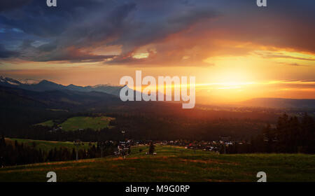 Schönen Sonnenuntergang über den Bergen Stockfoto