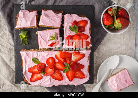 Joghurt pound Kuchen zum Frühstück mit rosa Glasur und frische Erdbeeren. Hellen Hintergrund, Sommer Nachtisch. Stockfoto