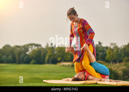 Thailändische Fußmassage. Thai Massage im Sommer Park. Stockfoto