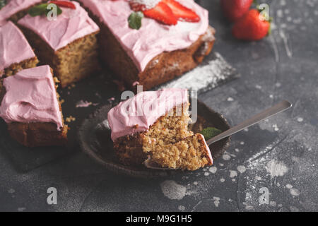 Joghurt pound Kuchen zum Frühstück mit rosa Glasur und frische Erdbeeren. Dunkler Hintergrund, Sommer Nachtisch. Stockfoto