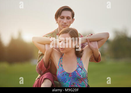 Portrait von Mann und Frau, Thai Yoga Übung. Paar Thai Massage ausüben. Stockfoto