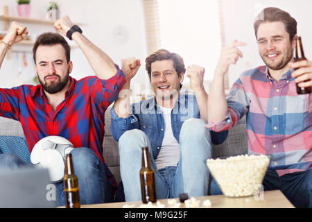 Bild der glücklichen männlichen Freunde jubeln und Sportveranstaltungen im TV Stockfoto