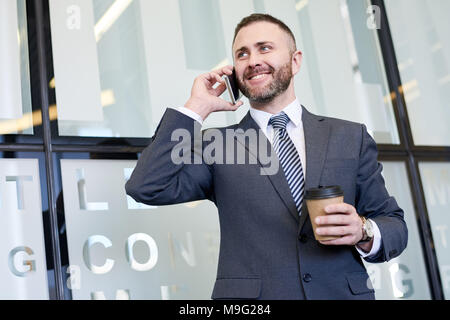 Reifen Geschäftsmann Sprechen per Telefon Stockfoto