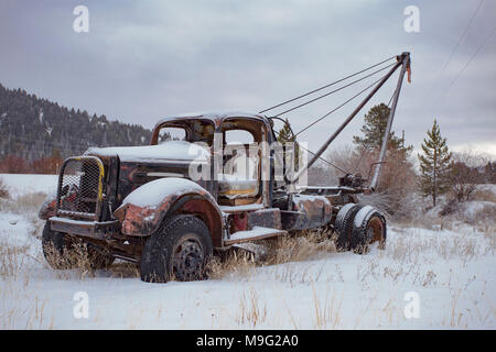 Ein 1947 Weiß Super Power 2 1/2 Tonne pol Fahrzeug in einer verschneiten Landschaft in der Nähe von Silver Lake, Montana. Stockfoto
