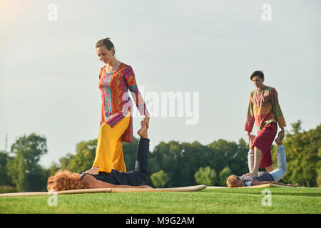 Gruppe Thai Massage, Schritt auf der Rückseite darstellen. Erste Massage und Entspannung im Freien. Stockfoto