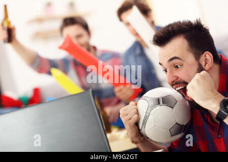 Bild der glücklichen männlichen Freunde jubeln und Sportveranstaltungen im TV Stockfoto