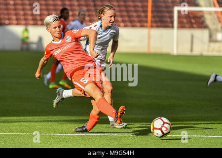 Houston, Texas, USA. 25 Mär, 2018. Houston Dash defender Janine Van Wyk (5) übergibt während der NWSL Übereinstimmung zwischen der Chicago Red Stars und das Houston Dash bei BBVA Stadion in Houston, Texas. Chris Brown/CSM/Alamy leben Nachrichten Stockfoto