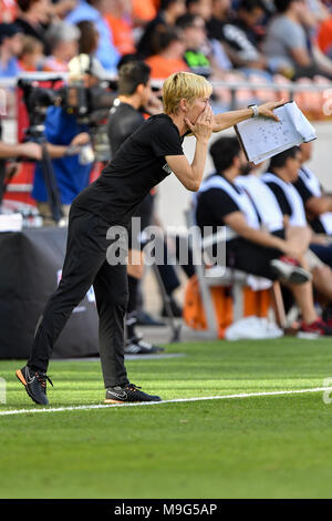 Houston, Texas, USA. 25 Mär, 2018. Neues Armaturenbrett Trainer Vera Pauw richtet ihre Spieler während der NWSL Übereinstimmung zwischen der Chicago Red Stars und das Houston Dash bei BBVA Stadion in Houston, Texas. Chris Brown/CSM/Alamy leben Nachrichten Stockfoto