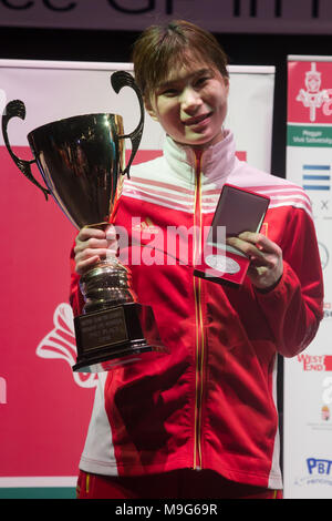 Budapest. 25 Mär, 2018. Silbermedaillengewinner Lin Sheng von China stellt während der Preisverleihung für die women's Epee Grand Prix in Budapest, Ungarn am 25. März 2018. Credit: Attila Volgyi/Xinhua/Alamy leben Nachrichten Stockfoto