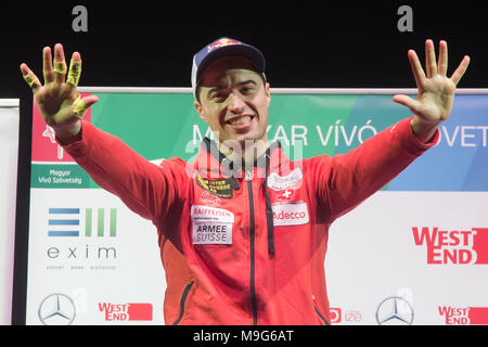 Budapest. 25 Mär, 2018. Max Heinzer in der Schweiz Wellen während der Preisverleihung für die Men's Epee Grand Prix in Budapest, Ungarn am 25. März 2018. Max Heinzer behauptete den Titel durch das Besiegen von Alex Fava von Frankreich mit 15-13 in der Endrunde. Credit: Attila Volgyi/Xinhua/Alamy leben Nachrichten Stockfoto