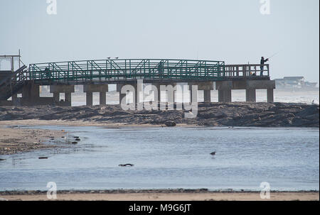 Matagorda, Texas, USA. 7 Mär, 2018. März 5, 2018. Der Strand und die Stege an der Matagorda Bay Nature Park gehören ein 1.333 Hektar großes Naturschutzgebiet ist eine erstklassige Lage für Fischer, Vogelbeobachter und Strandräuber mit seinen schönen grossen Strände und Dünen in der Nähe der Stadt Matagorda, Tx. Am östlichen Ende von Matagorda Bay, wo der Colorado River fließt in den Golf von Mexiko. Credit: Ralph Lauer/ZUMA Draht/Alamy leben Nachrichten Stockfoto