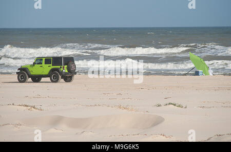 Matagorda, Texas, USA. 7 Mär, 2018. März 5, 2018. Der Strand und die Stege an der Matagorda Bay Nature Park gehören ein 1.333 Hektar großes Naturschutzgebiet, das ist eine erstklassige Lage für Fischer, Vogelbeobachter und Strandräuber mit seinen schönen grossen Strände und Dünen in der Nähe der Stadt Matagorda, Tx. Am östlichen Ende von Matagorda Bay, wo der Colorado River fließt in den Golf von Mexiko. Credit: Ralph Lauer/ZUMA Draht/Alamy leben Nachrichten Stockfoto