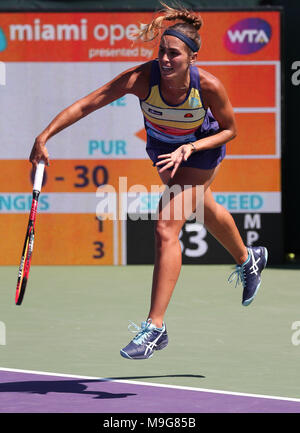 Key Biscayne, Florida, USA. 25 Mär, 2018. Monica Puig de Puerto Rico serviert gegen Maria Sakkari Griechenlands bei Tag 8 der 2018 Miami öffnen, indem Itaú Professional Tennis Turnier präsentiert, die bei der crandon Park Tennis Center in Key Biscayne, Florida, USA gespielt. Puig gewann 6-3, 7-5. Mario Houben/CSM/Alamy leben Nachrichten Stockfoto