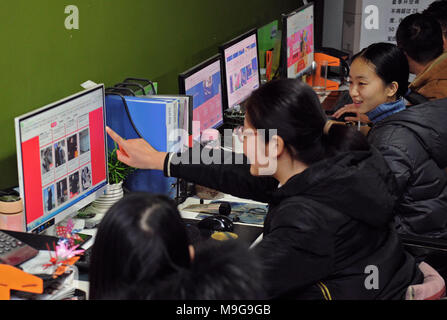 (180326) - Hangzhou, 26. März 2018 (Xinhua) - Mitarbeiter einer Firma an Qingyanliu Dorf in Yiwu, Osten Chinas Provinz Zhejiang, Jan. 5, 2018. Zhejiang Netz des Einzelhandels Volumen erreichte 156.75 Mrd. Yuan (24,83 Mrd. US-Dollar) in den ersten zwei Monaten 2018 mit einem Wachstum von 24,5 Prozent über Vorjahr. (Xinhua/Tan-Jin) (yxb) Stockfoto
