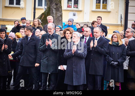 Bratislava, Slowakei. 25. März, 2018. Der slowakische Präsident Andrej Kiska (rechts) und der ehemalige deutsche Bundespräsident Joachim Gauck (links) Tribut im Speicher der ersten Massendemonstration gegen das kommunistische Regime in der ehemaligen Tschechoslowakei (25. März 1988). Quelle: Wladimir Cuvala/Alamy leben Nachrichten Stockfoto