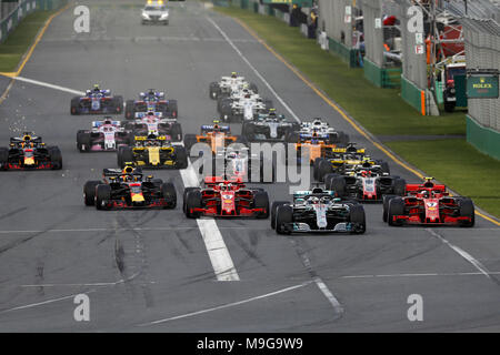 Melbourne, Australien. 25 Mär, 2018. Start des Rennens. Lewis Hamilton (GBR), MERCEDES AMG PETRONAS F1 GP W09 Hybrid EQ-Power, Kimi Räikkönen (Fin), Scuderia Ferrari SF 71 H, vettel Sebastian (Ger), Scuderia Ferrari SF 71 h bei 2018 Formel 1 in Melbourne, Australian Grand Prix, vom 22. bis 25 - Foto: FIA Formel Eins-Weltmeisterschaft 2018, Melbourne, Victoria: Motorsport: Formel 1 2018 Rolex Grand Prix von Australien, | Nutzung der weltweiten Kredit: dpa/Alamy leben Nachrichten Stockfoto
