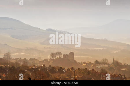 Lewes, East Sussex, UK. 26. März 2018. Die mittelalterliche Burg erhebt sich über Lewes, East Sussex, im Herzen des Nationalparks South Downs auf einem schönen kühlen Frühlingsmorgen © Peter Cripps/Alamy leben Nachrichten Stockfoto