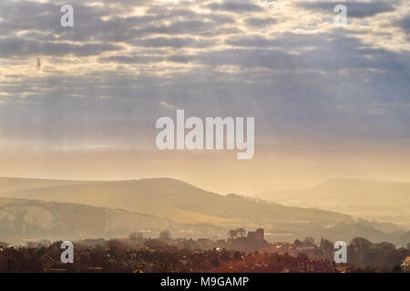 Lewes, East Sussex, UK. 26. März 2018. Die mittelalterliche Burg erhebt sich über Lewes, East Sussex, im Herzen des Nationalparks South Downs auf einem schönen kühlen Frühlingsmorgen © Peter Cripps/Alamy leben Nachrichten Stockfoto