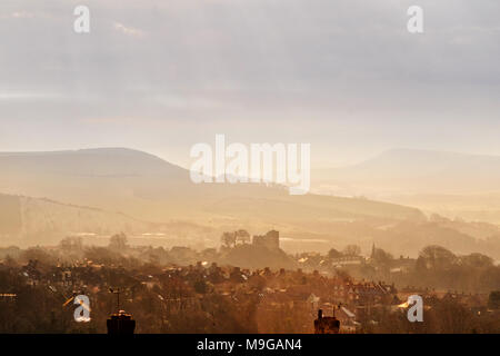 Lewes, East Sussex, UK. 26. März 2018. Die mittelalterliche Burg erhebt sich über Lewes, East Sussex, im Herzen des Nationalparks South Downs auf einem schönen kühlen Frühlingsmorgen © Peter Cripps/Alamy leben Nachrichten Stockfoto