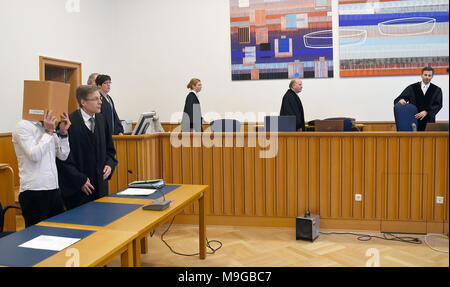 26 März 2018, Deutschland, Stade: Die Angeklagten des versuchten Mordes Mohamad Z. (L) steht neben seinem Anwalt Reinhard Platzbecker im Gerichtssaal und halten einen Ordner vor seinem Gesicht. Z wird vorgeworfen, absichtlich Auto fahren in einer Gruppe von Personen, die vor einer Diskothek. Sieben Menschen wurden verletzt. Foto: Carmen Jaspersen/dpa Stockfoto