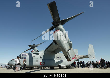 Lancaster, USA. 25 Mär, 2018. Eine Linie der Menschen warten auf eine Bell Boeing V-22 Osprey Military Aircraft im Los Angeles County Air Show auf Tour. Credit: Kilmer Media/Alamy leben Nachrichten Stockfoto