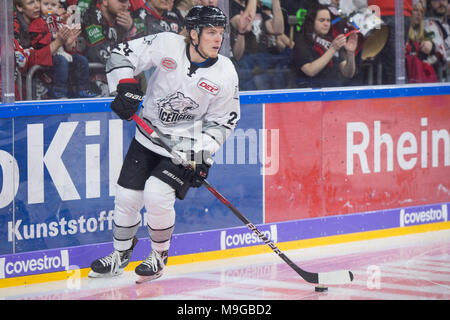 Marcus Weber (NIT) mit Puck, Einzelaktion, Aktion, ganze Figur, Kölner Haie (KEC) - Thomas Sabo Ice Tigers (NIT) mit 1:5 Eishockey DEL, Play-off, Viertelfinale Spiel 6 in Köln/Deutschland, 25.03.2018. | Verwendung weltweit Stockfoto