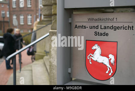 26 März 2018, Deutschland, Stade: Das Zeichen "Amts- und Landgericht Stade" (Lit. Amtsgericht Stade" am Eingang zum Hof. Ein Versuch ist, die hier gegen einen Mann, der absichtlich Auto fahren in einer Gruppe von Personen, die vor einer Diskothek im November 2017 ständigen beschuldigt wurde. Sieben Menschen wurden verletzt. Foto: Carmen Jaspersen/dpa Stockfoto