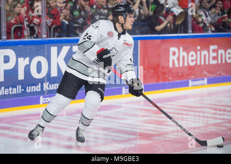 Marcus Weber (NIT) mit Puck, Einzelaktion, Aktion, ganze Figur, Kölner Haie (KEC) - Thomas Sabo Ice Tigers (NIT) mit 1:5 Eishockey DEL, Play-off, Viertelfinale Spiel 6 in Köln/Deutschland, 25.03.2018. | Verwendung weltweit Stockfoto