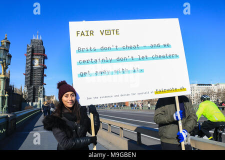 London, Großbritannien. 26. März 2018. Eine Gruppe Plakate auf die Westminster Bridge durch faire Abstimmung Großbritannien auf den ersten Jahrestag des Artikel 50 ausgelöst, nachdem neue Beweise entsteht beschuldigen Abstimmung Verlassen des Betrügens und Ausgaben Verletzung während der European Referendum Campaign und der Abstimmung der unsachgemäß channeling Geld durch ein High-Tech-Unternehmen mit Links zu Cambridge Analytische, die auch für den Missbrauch der Facebook Nutzer Daten untersucht werden, die Ergebnisse der Wahlen in Brexit und US-Wahlen zu beeinflussen lassen: Amer ghazzal/Alamy Live News, Stockfoto